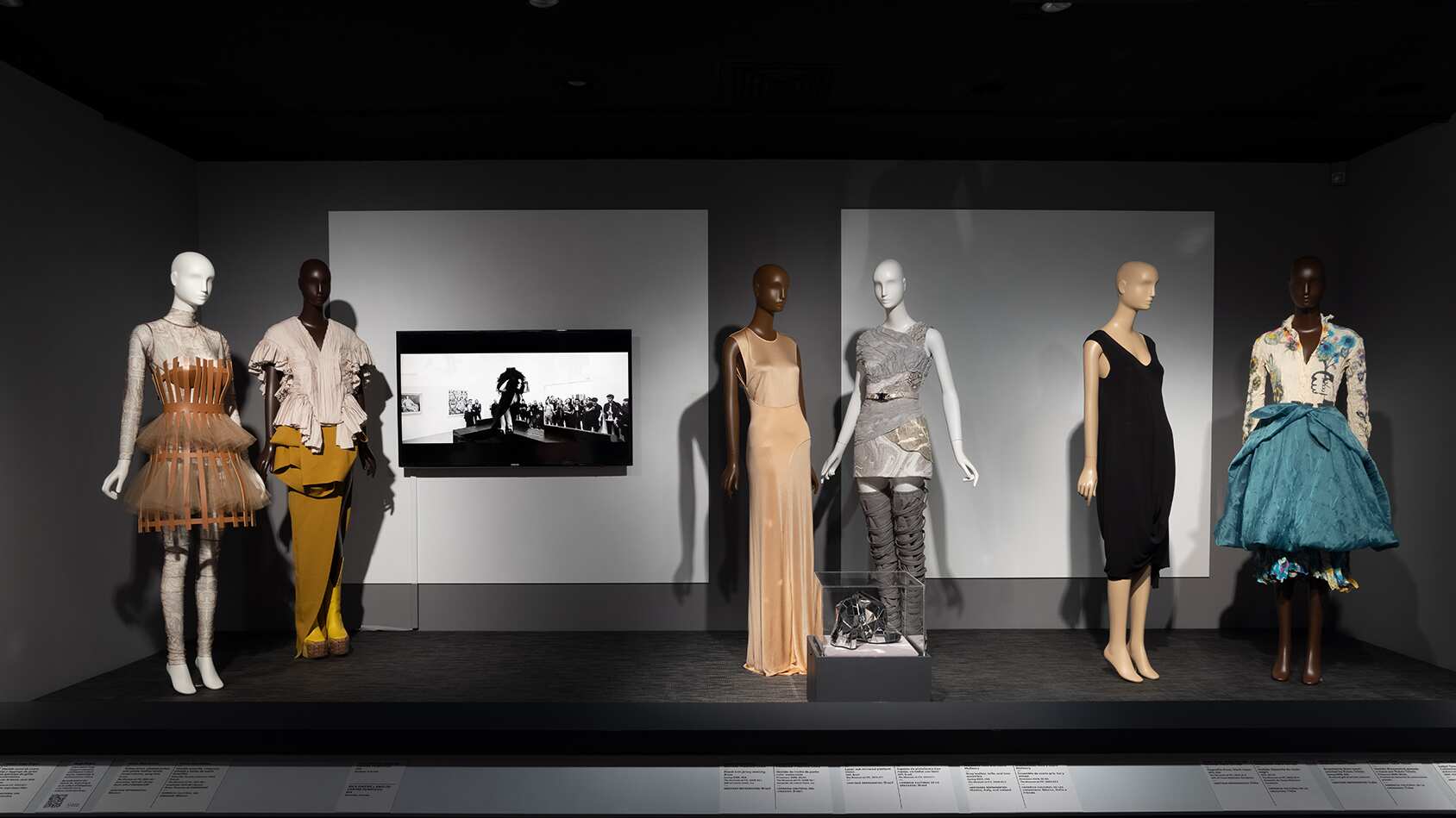 Moda Hoy: entrevista a las curadoras del FIT sobre exposición de moda Latina.