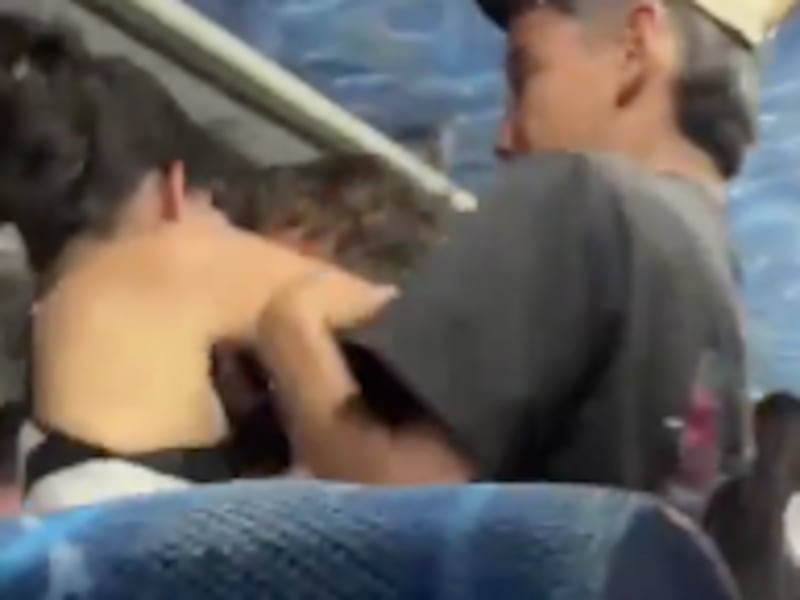 Infante fallece por sacar la cabeza por la ventana de un autobús