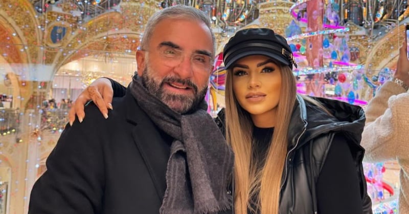 Vicente Fernández Jr. junto a su esposa Mariana González
