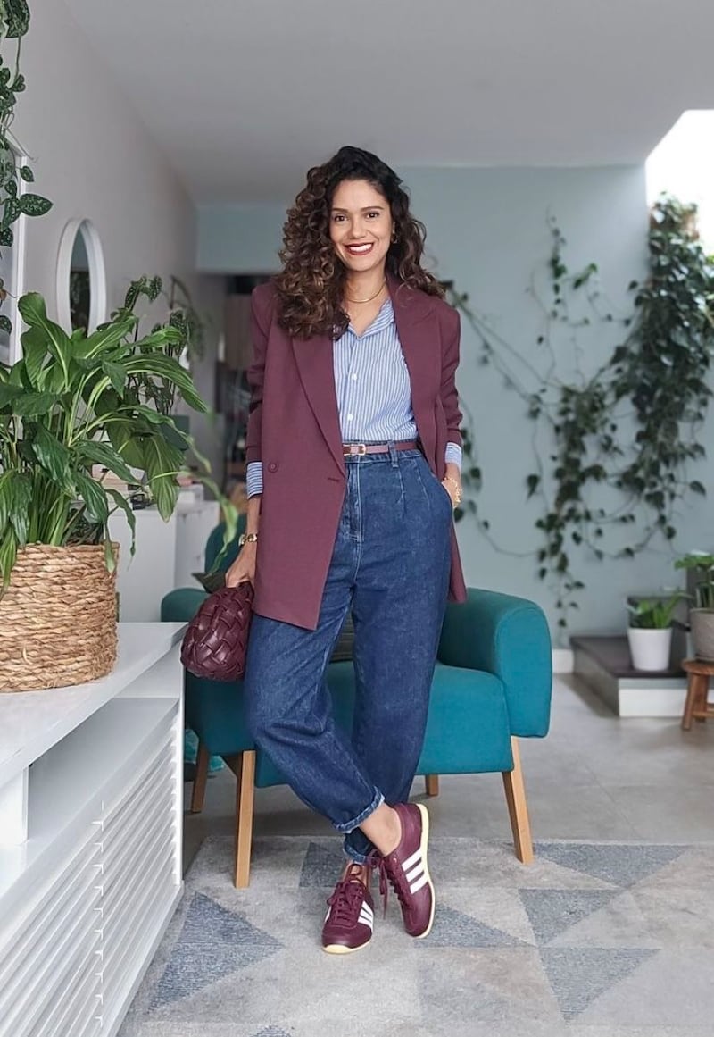 Cómo usar mom jeans en 2026