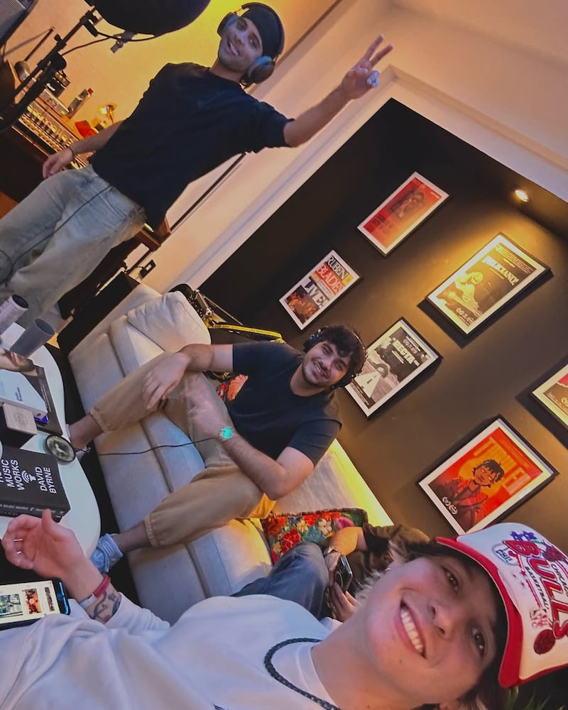 Christopher Vélez, Erick Brian y el productor "Deraco"