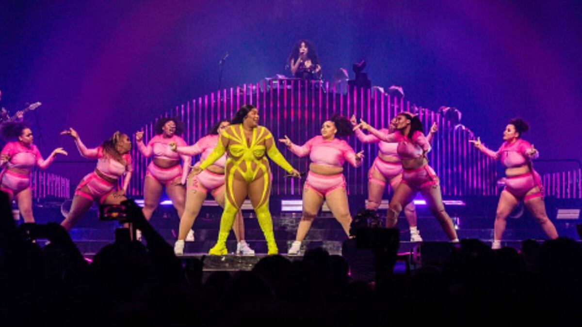 Lizzo deslumbró a todos no solo con su voz y su talento, sino también con su estilo.