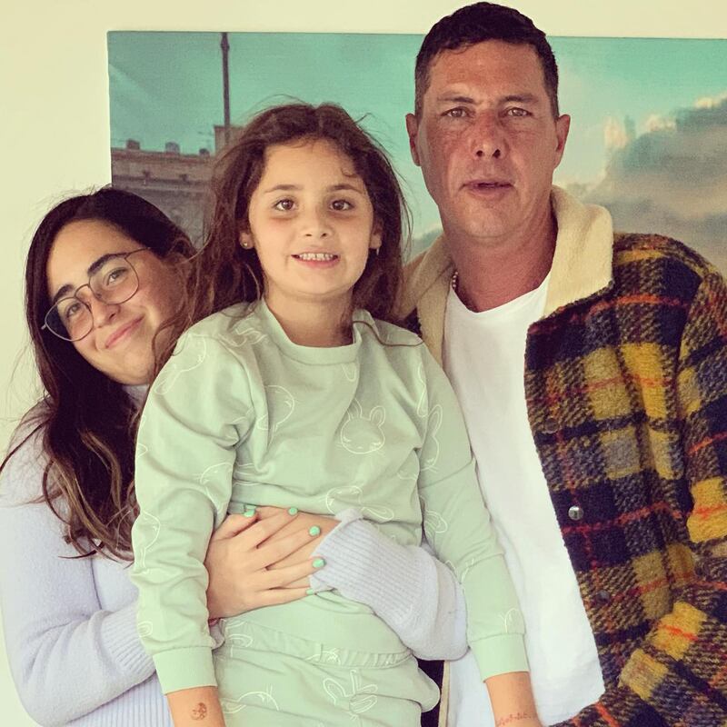 Mauricio Aspe y sus hijas