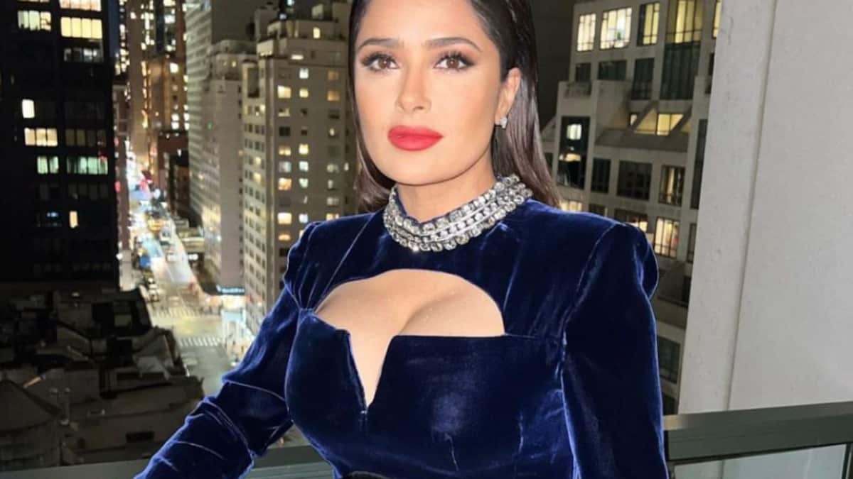 Salma Hayek usando vestido Gucci durante la cena de Caring for Women de la Fundación Kering.