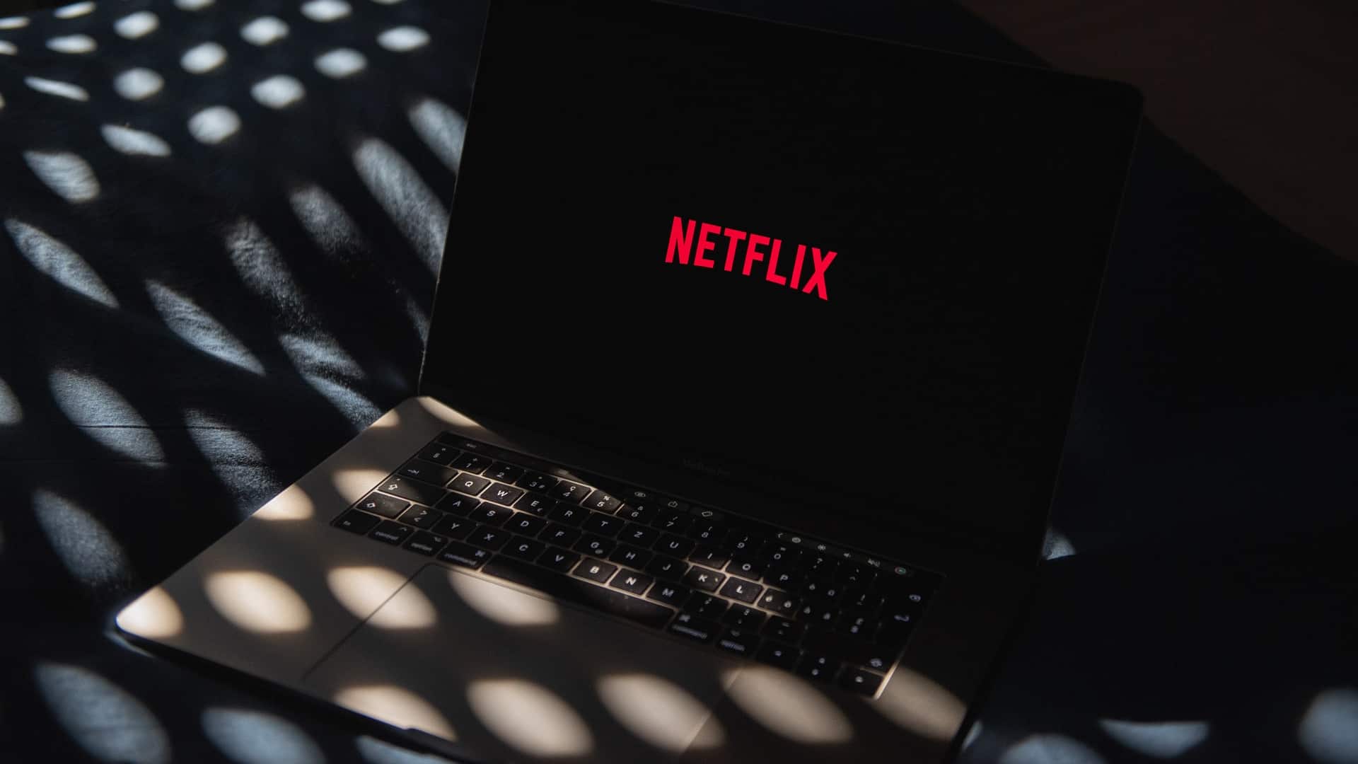 Imagen genérica de una laptop reproduciendo Netflix
