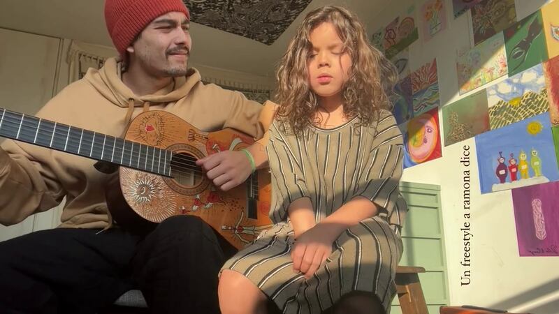 Sergio Mayer Mori y su hija, Mila Mayer, cantando juntos un 'freestyle' para Ramona