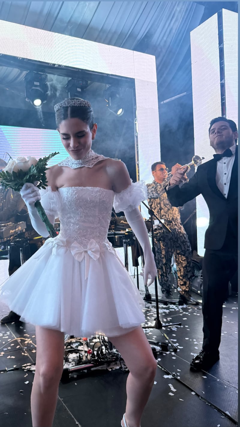 Mikaela Báez y Marcelo Ramírez se casaron en Cuenca.