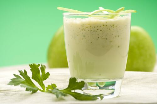 Esta es la receta del jugo natural con 2 ingredientes que te ayudará a bajar el colesterol