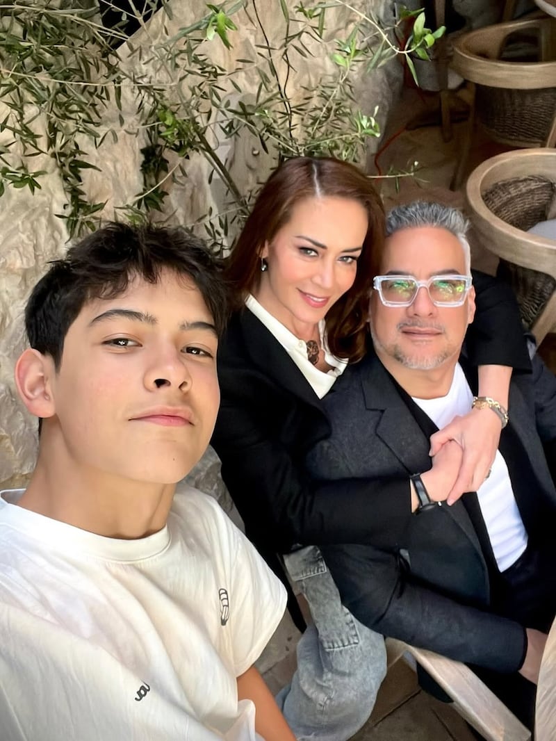 Anette Michel junto a su esposo Gregorio Jiménez y su hijo Nicolás