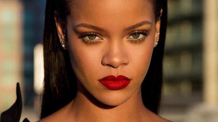 Rihanna sabe bien cómo lucir estos tonos rojos