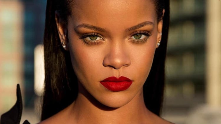 Rihanna sabe bien cómo lucir estos tonos rojos