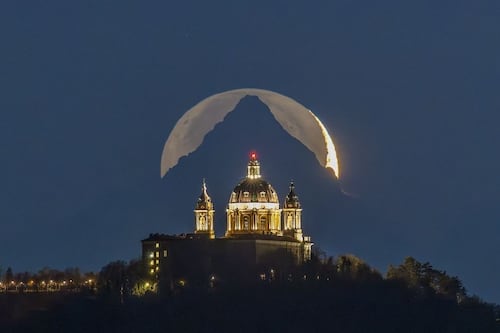 Fotógrafo italiano esperó seis años para tomar esta sorprendente captura de la Luna llena en las montañas de Turín