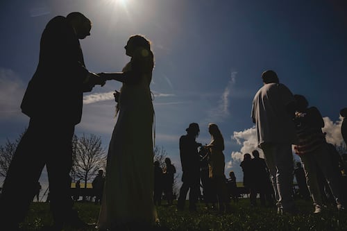 Eclipse solar se convierte en escenario de una boda masiva en Estados Unidos