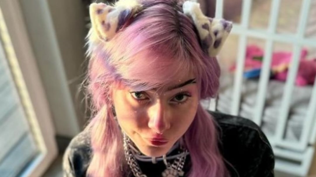 Se identifica como perro, hace sus necesidades en la calle y duerme en una jaula