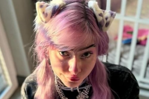 Se identifica como perro, hace sus necesidades en la calle y duerme en una jaula