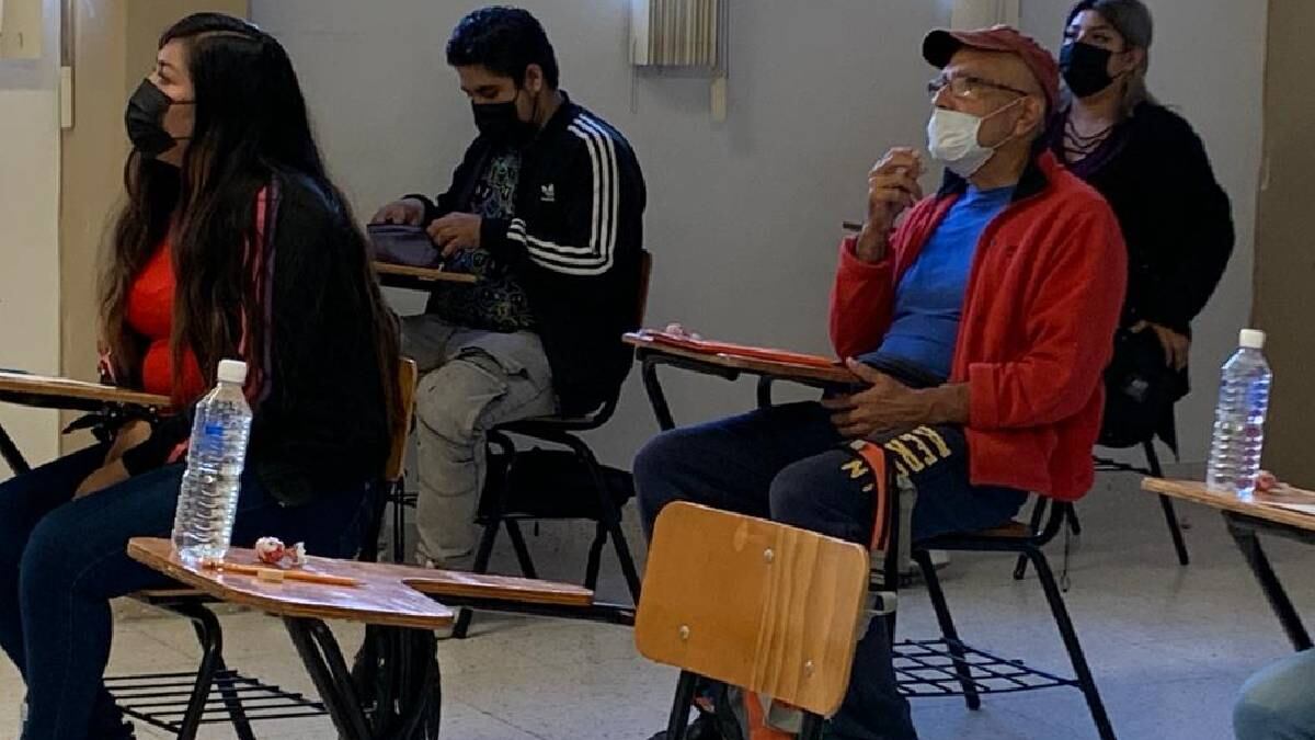 Adulto mayor se vuelve viral, al presentar examen para la universidad.