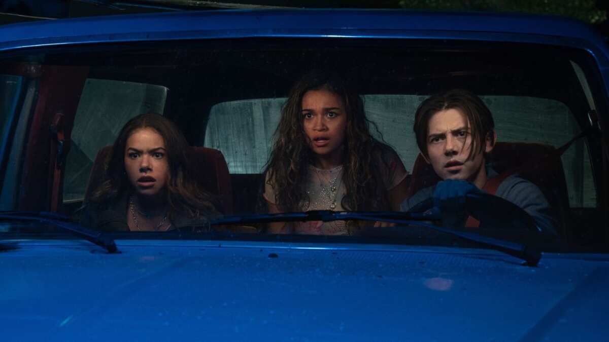 Antonia Gentry as Summer, Madison Bailey as Lucy and Griffin Gluck as Quinn in Time Cut