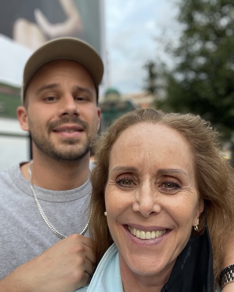 Luz María Jerez junto a su hijo, Felipe
