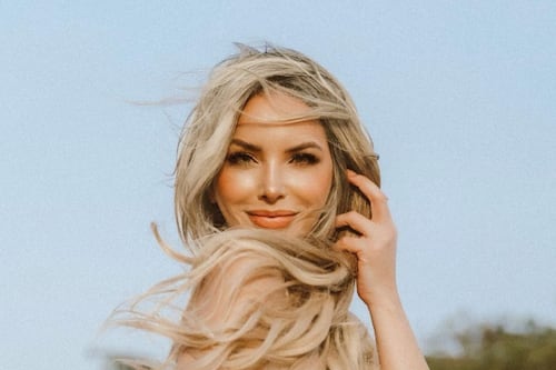 Con sensuales fotos Érika Vélez revela su pecadito antes de dormir