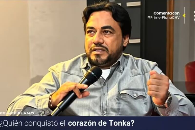Fue en el mes de junio del 2024 cuando Jaime Coloma contó a Zona de Estrellas que Tonka Tomicic estaba en pareja “hace mucho rato”, con el periodista del diario La Segunda, Pablo Basadre. Ahora, en Primer Plano, confirmaron el romance, aunque ella lo desmintió y aseguró que solo son buenos amigos.
“No estoy en una relación con Pablo. Somos amigos, nos conocemos, pero no estoy con ninguna persona. Siempre hay rumores”, dijo la exanimadora de Bienvenidos cuando fue abordada por el programa de CHV.
Pero, a pesar de su negativa, fue vista manejando el vehículo del periodista, quien trabajó junto a Luis Hermosilla y destapó el caso de Manuel Monsalve.
“No te voy a decir detalles de mi vida, quién va a casa de mi hermana ni nada. Es muy amigo mío y de ella, ellos trabajan juntos, así que es una de las tantas personas que va a la casa, y es de mucha confianza, le tengo mucho cariño”, reiteró.
Sin embargo, en el debut de Cecilia Gutiérrez en el panel de farándula, aseguró que todas sus fuentes le informaron que sí mantienen un romance.
“En los últimos días, he conversado con gente cercana a Tonka y ellos confirman que está en una relación con Pablo”, señaló.