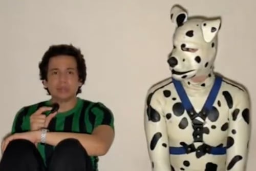 Hombre ‘’therian’' de 42 años afirma ser un dálmata y estar en busca de alguien que lo adopte