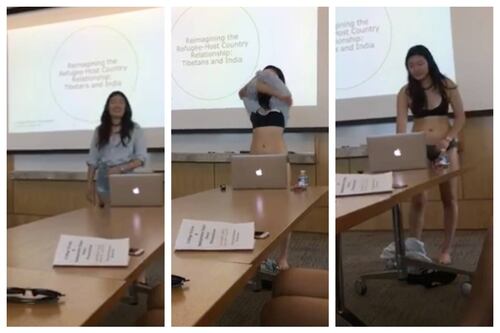 Se quitó la ropa en presentación de su tesis para protestar luego de que su profesora le dijo que su vestimenta “invitaba a la mirada masculina” y la alejaba del contenido