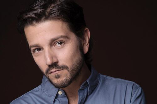 ¡Casi lo arrestan! Diego Luna detenido en aeropuerto por llevar “arma” de Star Wars