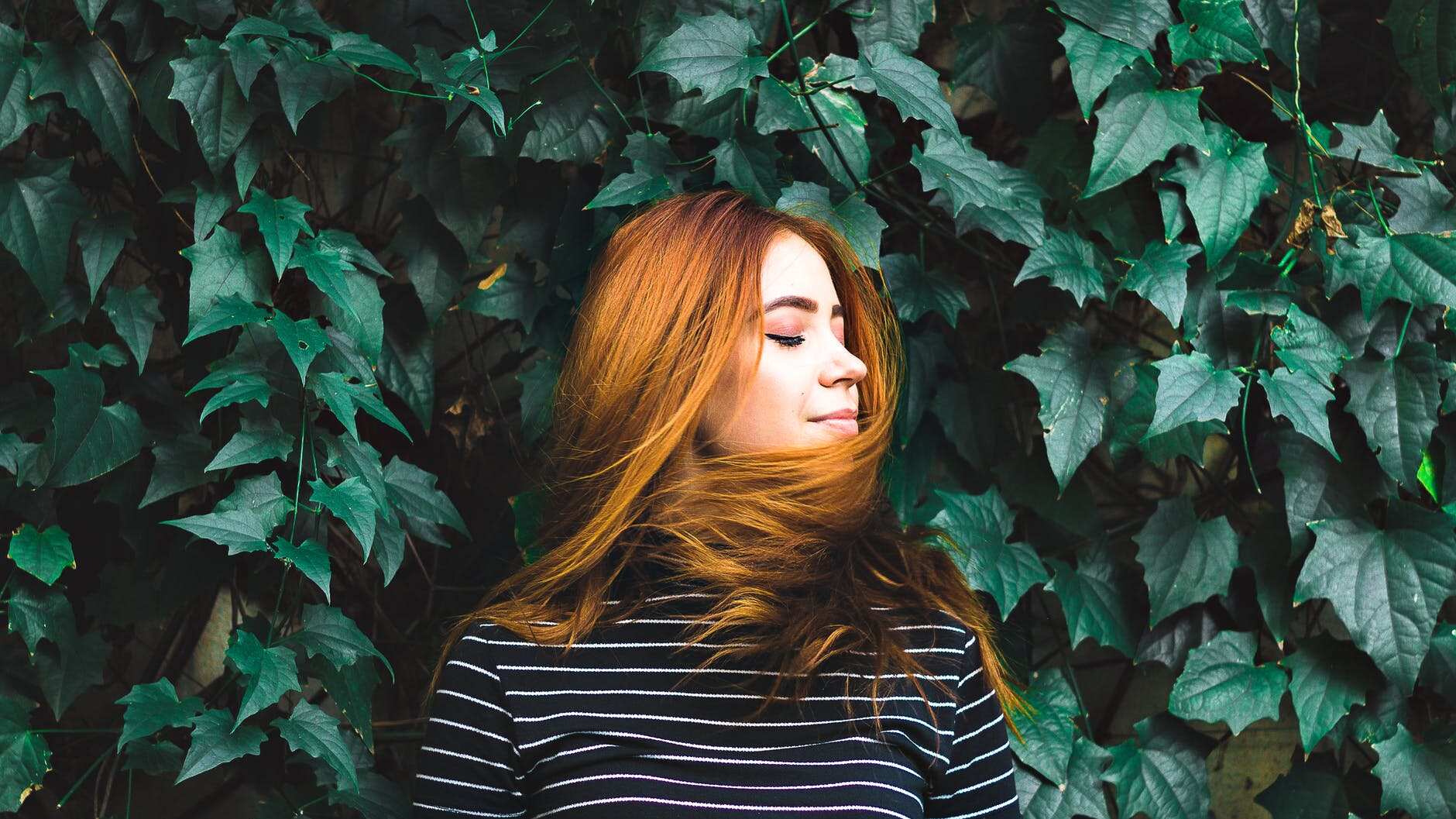 Si tienes el rostro redondo y estás buscando alternativas para alargarla, te contamos que los peinados son grandes aliados. Te dejamos 4 opciones de peinados que estilizan el rostro en cuestión de minutos.