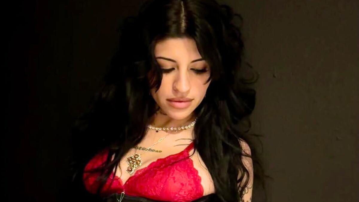 Los looks voluminosos convirtieron en toda una diva a Cazzu.