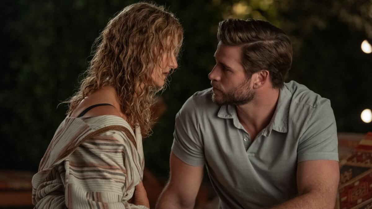 Laura Dern y Liam Hemsworth protagonizan una de las películas que llegan a Netflix la segunda semana de octubre