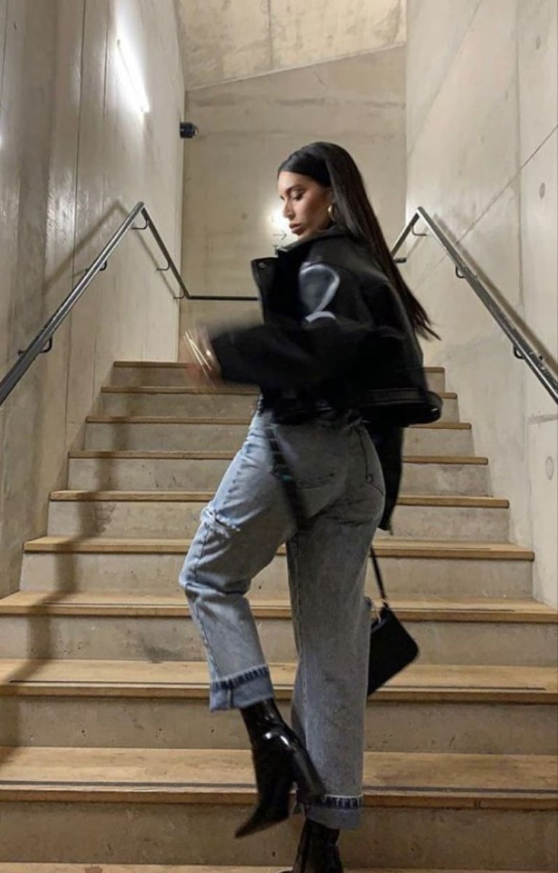 La combinación de jeans rectos y botines será clave en 2026.