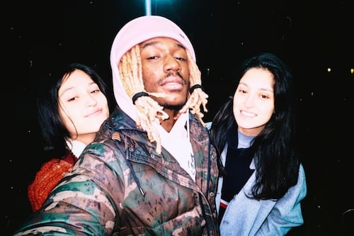 Gemelas revelan que comparten relación con el mismo hombre y generan debate en redes