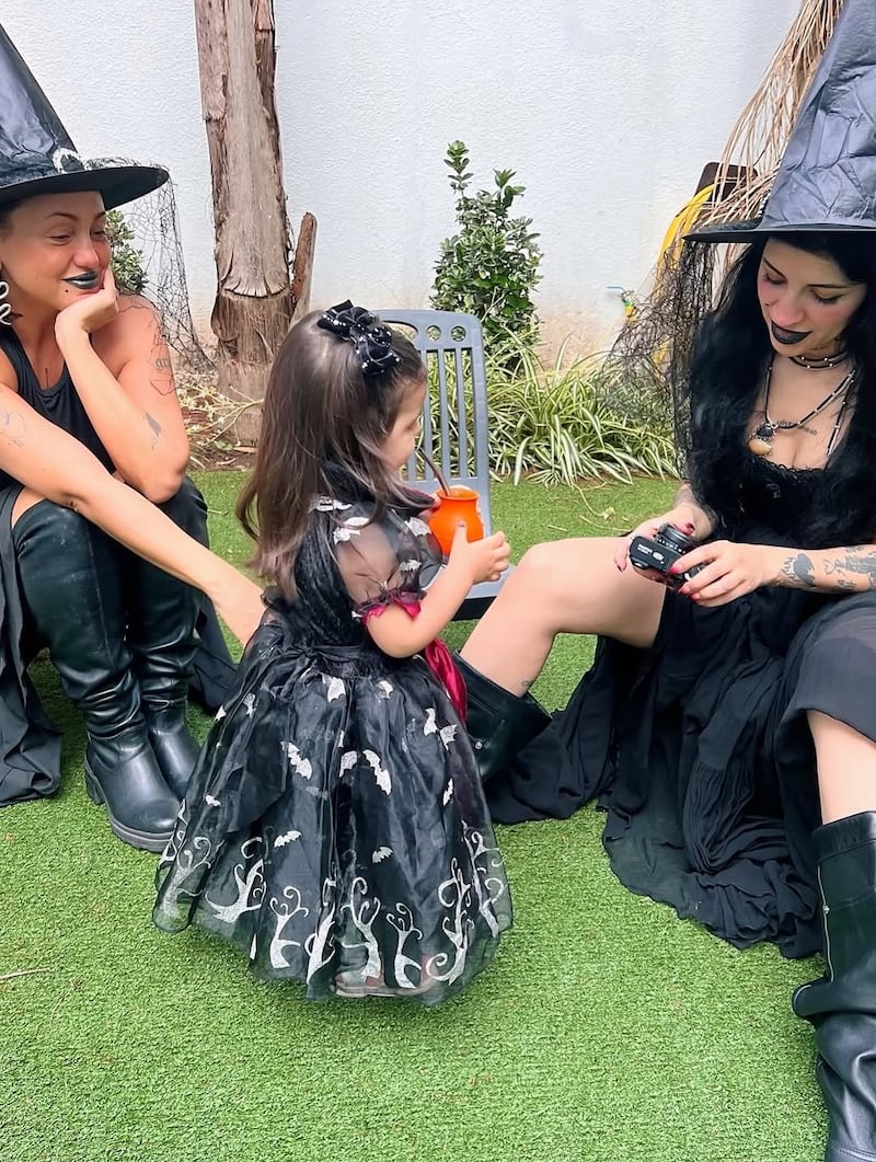 Cazzu presume su celebración de Halloween junto a Inti