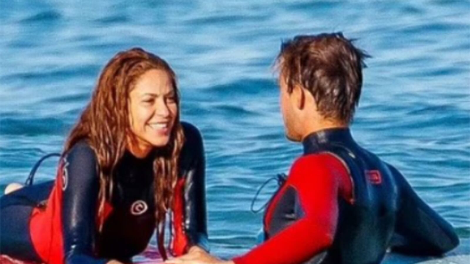 Shakira coquetea con hombres menores que ella.