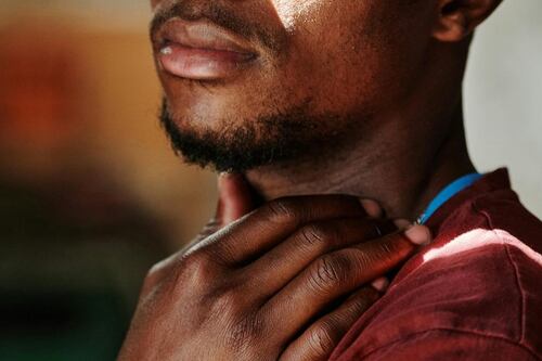 Qué significa cuando un hombre se toca el cuello mientras habla contigo: ¿es atracción o algo más?