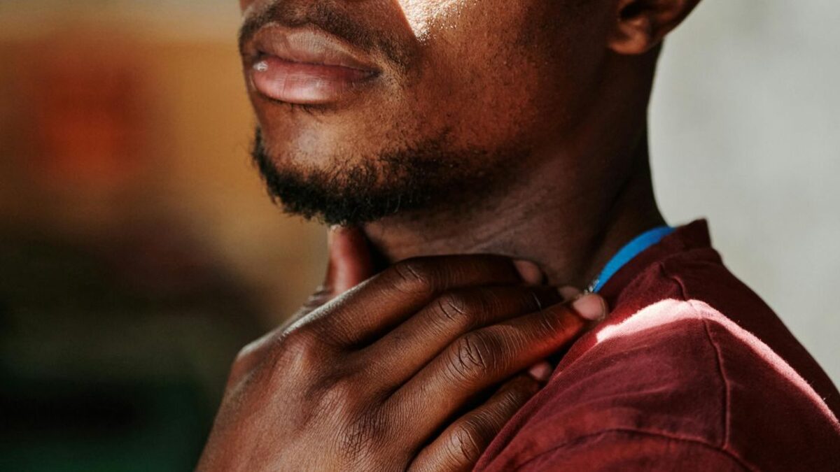 Qué significa cuando un hombre se toca el cuello