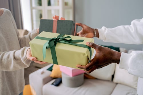 Estos son los regalos que NO debes dar, según el Feng Shui en Navidad