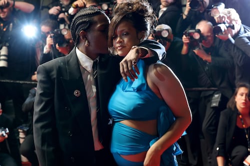 Rihanna enfrenta la pérdida de una figura clave en su vida, en pleno embarazo