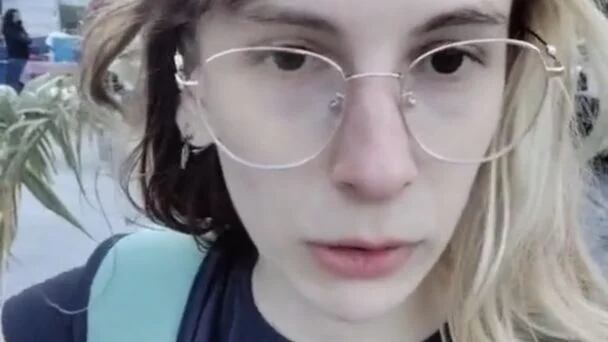 Tiktoker francesa Vivi Voyage llamó "salvajes" a feministas mexicanas por protestas en Ciudad de México