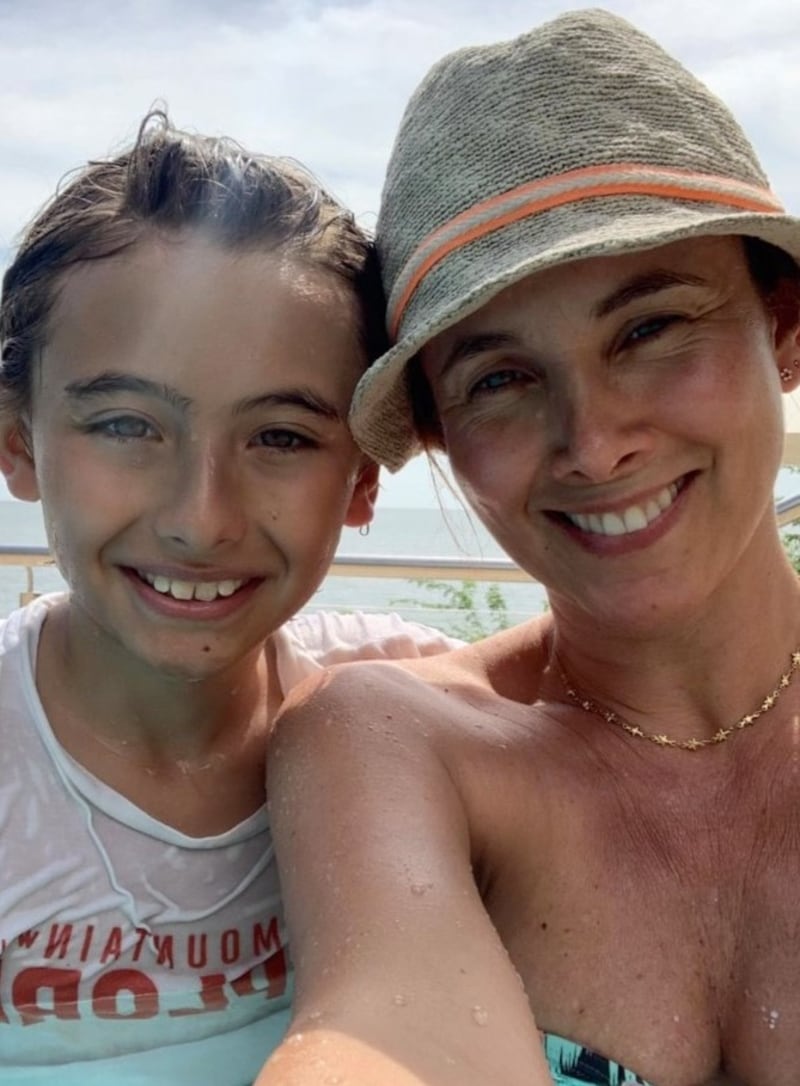 Sandra Beltrán junto a su hijo, Luciano