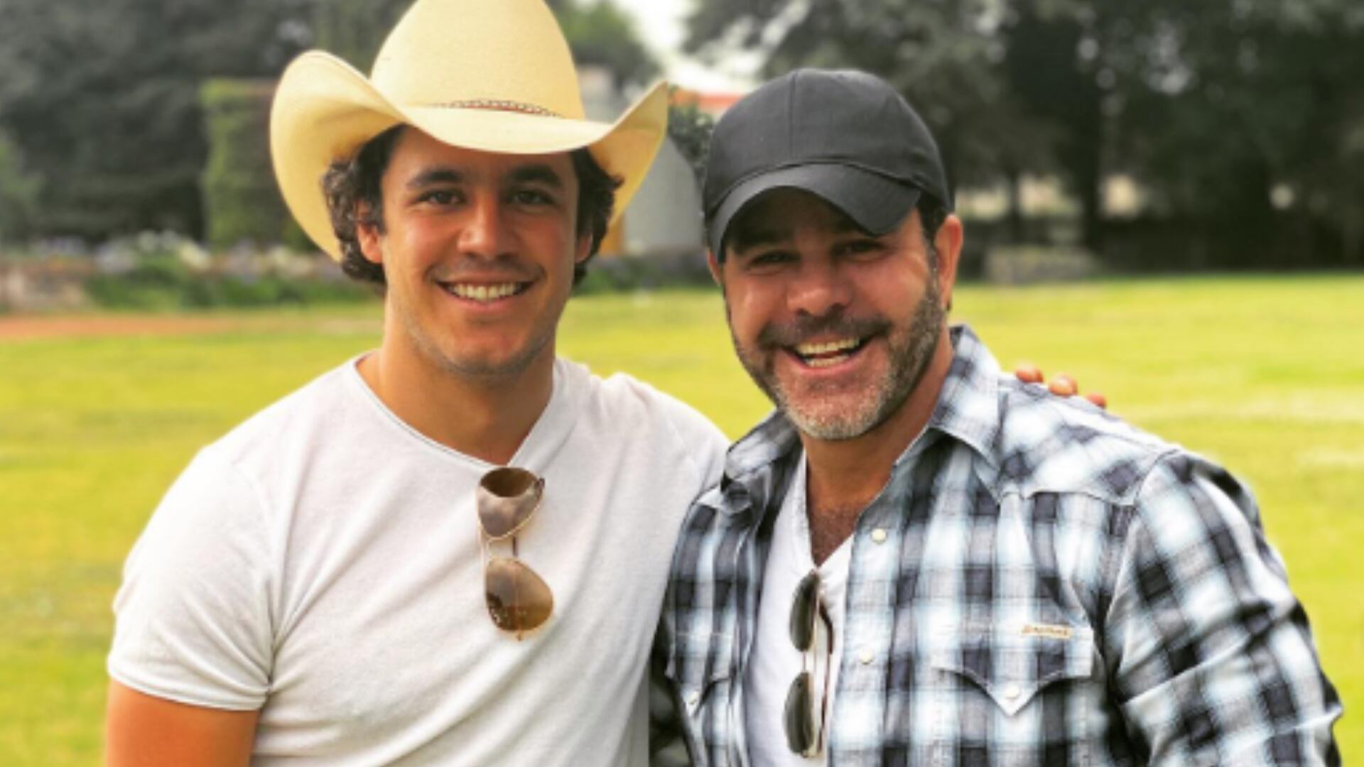 Eduardo Capetillo y su hijo viven emotivo momento, cuando el artista de 54 años
confesó que estuvo ausente por las adicciones.