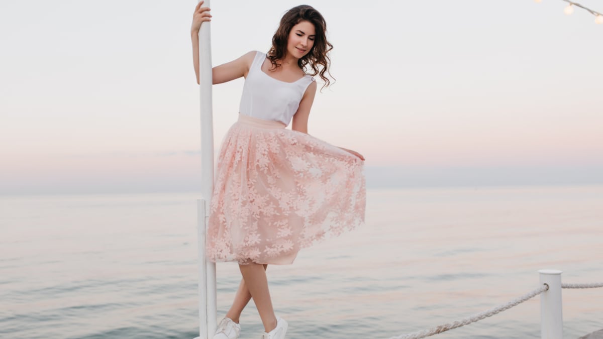Las faldas de encaje serán tendencia este 2024 y así las puedes llevar.
