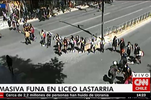 Masiva protesta de estudiantes mujeres en el Liceo Lastarria: Denuncian filtración de fotografías íntimas