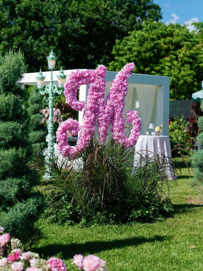 Las iniciales vistas en su baby shower desataron rumores sobre cómo podría llamarse la bebé