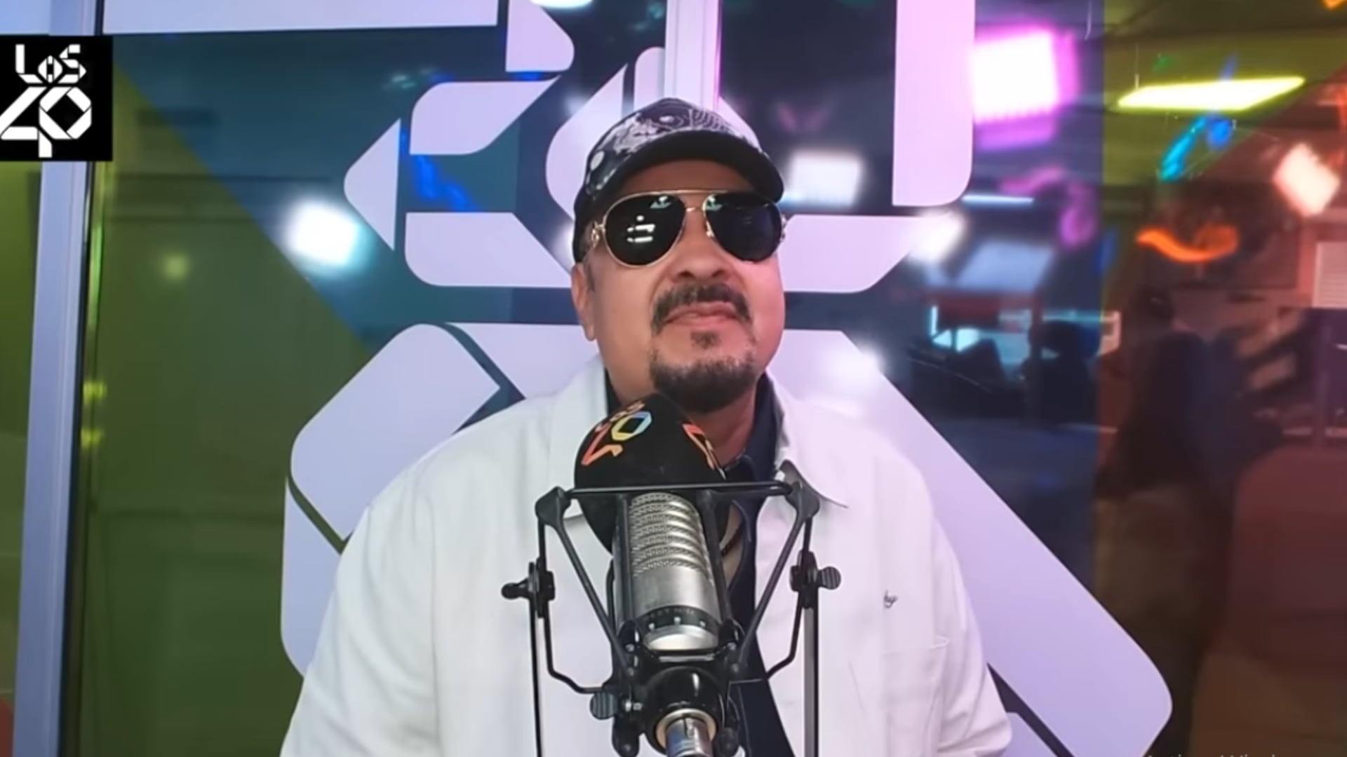 Pepe Aguilar revela si hará o no un reality con su familia.