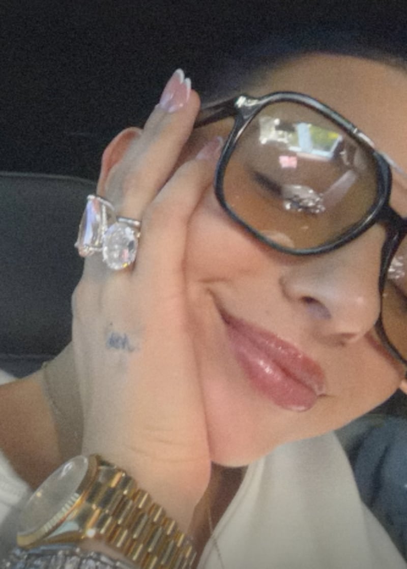 Ángela Aguilar presume diamantes