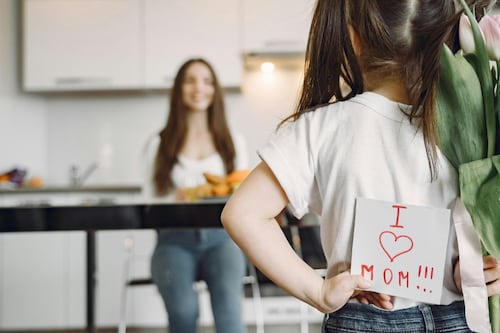 Guía de regalos para mamá: Lo que nos entregó la Inteligencia Artificial de Google (y un poco más)