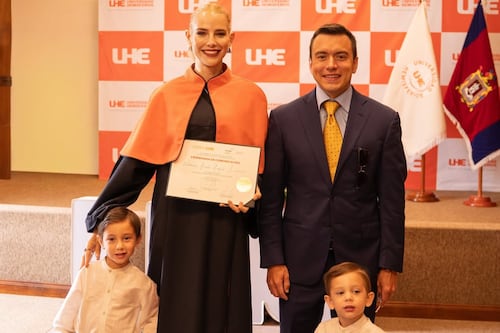 Lavinia Valbonesi se gradúa como comunicadora y lo celebra junto al Presidente de Ecuador