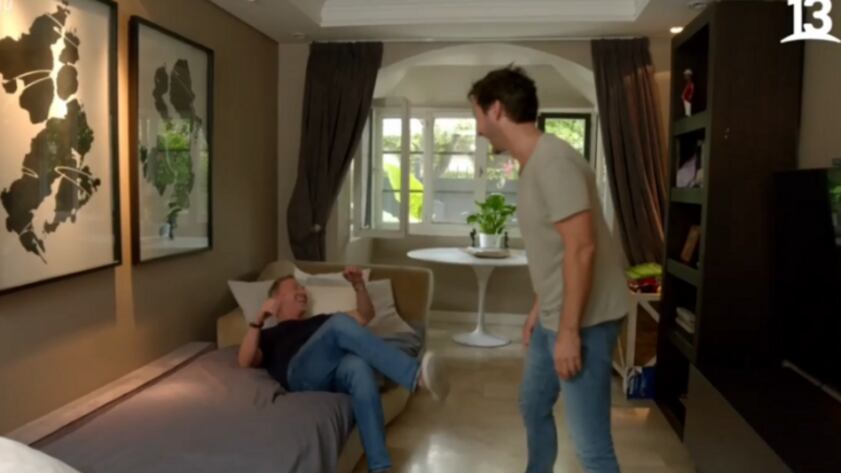 Benjamín Vicuña abrió las puertas de su casa en Buenos Aires, Argentina, y mostró una serie de rincones en el programa De tú a tú.
En conversación con Martín Cárcamo, el actor entregó detalles del hogar que lo alberga hace un año, un espacio clave para compartir con sus hijos.