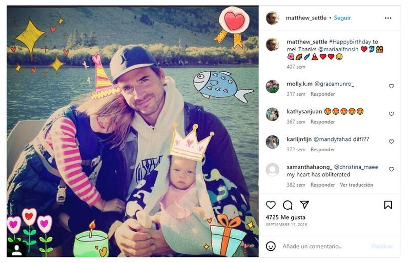 Matthew Settle junto a sus hijas, Aven Angelica y Nalu